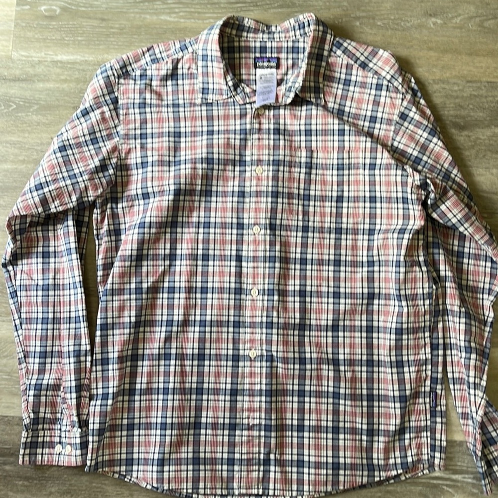 PATAGONIA long sleeve button down 100% cotton blue and red pattern
